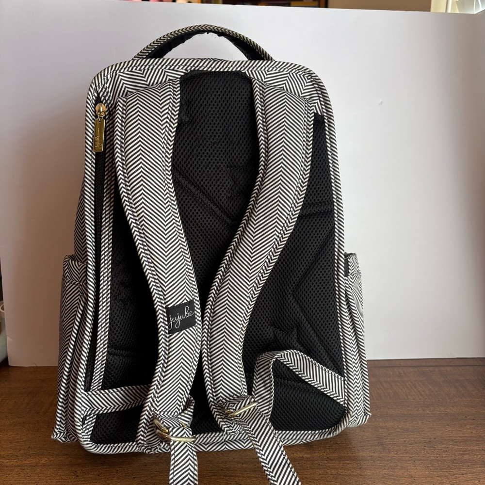 Ju-Ju-Be Be Right Back Diaper Bag black & white striped with gold hardware - Picture 6 of 13